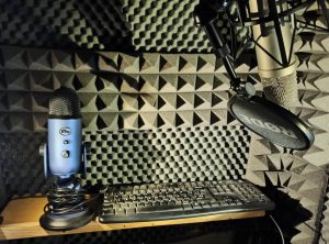 Fotografía detalle del estudio: microfono Yeti Blue y teclado